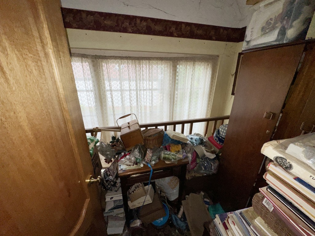 Lot: 145 - THREE-BEDROOM OLD SCHOOL UNIT WITH POTENTIAL - Study/ Office from Bedroom Three